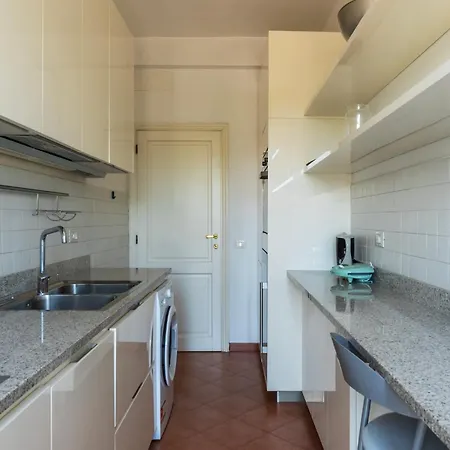 Guesthost - Bright In Metro San Giovanni Rom